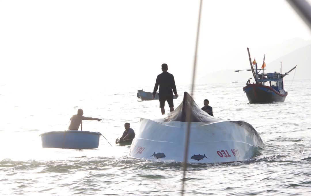 Cau Bong Border Guard Station under the Khanh Hoa Provincial Border Guard is searching for 2 missing fishermen in Nha Trang Bay. Source: Vietnam Border Guard