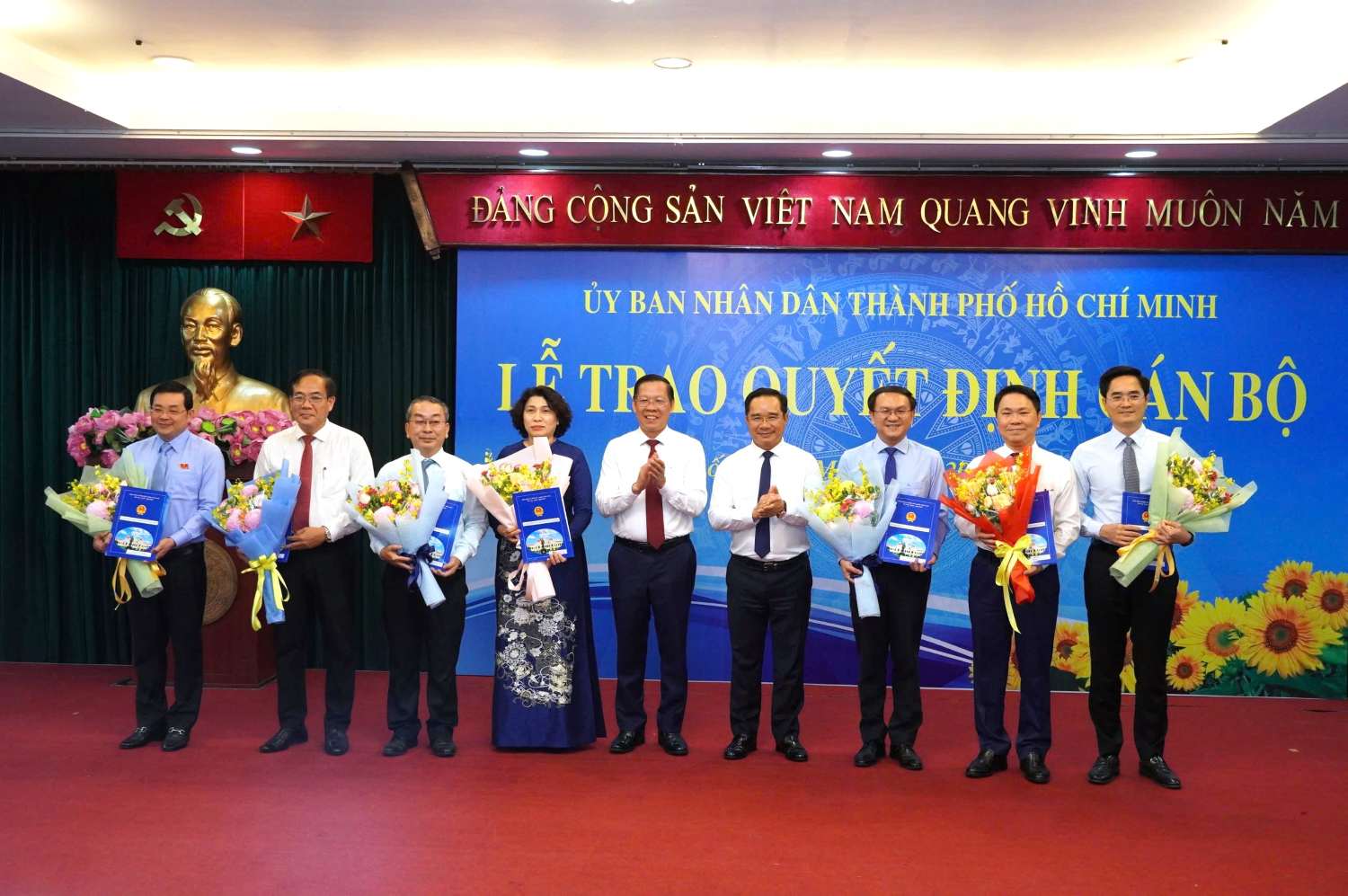 New Chairman of the Ho Chi Minh City People's Committee Nguyen Van Duoc (third from right) presented the decision to 7 department directors. Photo: Ha Khanh
