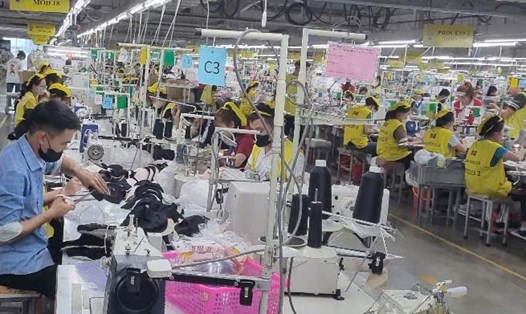 Công nhân luôn mong được tăng lương để cải thiện chất lượng cuộc sống. Ảnh: Nhân vật cung cấp