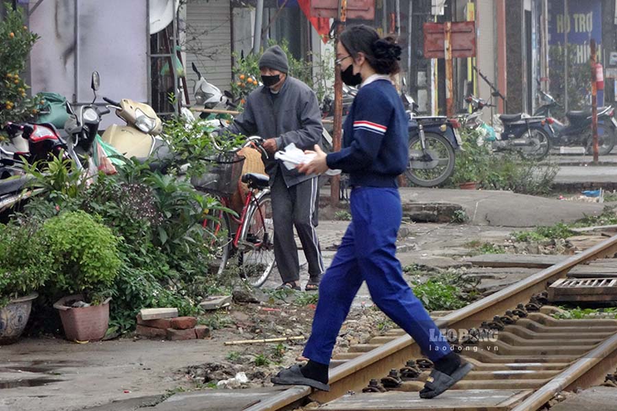 “Ca mot day pho the nay nhung khong co duong gom thi nguoi dan den noi co gac chan kieu gi. Dau ai muon minh gap nguy hiem“, ong V.T (thi tran Van Dien, Thanh Tri, Ha Noi) chia se.