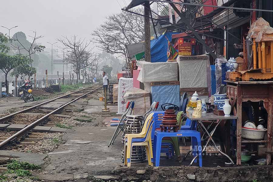 Khao sat cua PV, nhieu nguoi dan sinh song doc hanh lang duong sat, doan qua dia ban quan Hoang Mai va huyen Thanh Tri deu ung ho viec rao dong loi ngang tu mo khong an toan. Tuy nhien, nguoi dan mong cac co quan chuc nang quan tam den he thong duong gom, lam sao cho thuan loi de nguoi dan di lai sinh hoat.