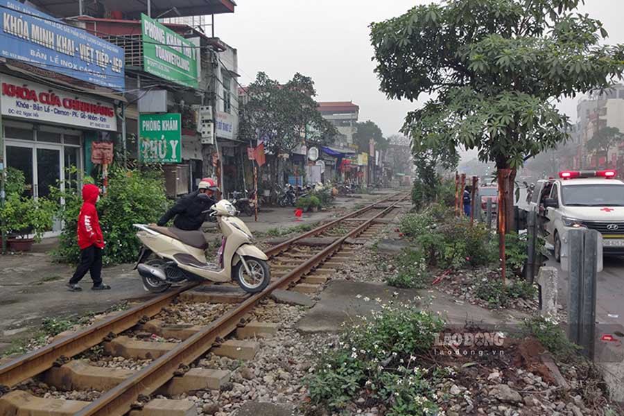 Ca day nha hau het nguoi dan deu kinh doanh, buon ban nen luong khach ra vao, phai di qua duong sat trong ngay kha dong.