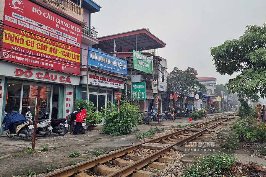 Co rat nhieu cua hang kinh doanh tai khu vuc nay. Hien Ha Noi dang day manh viec ra soat, kiem tra cac loi ngang tu mo qua duong sat, kien quyet rao chan loi ngang nguy co cao xay ra tai nan...