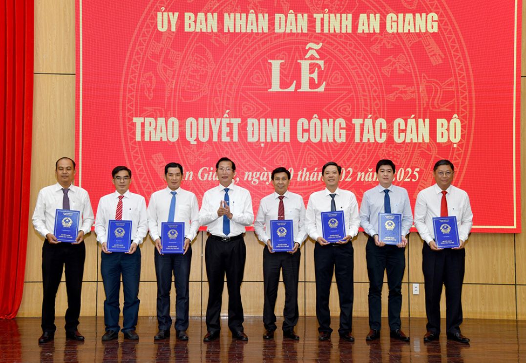 Phó Chủ tịch UBND tỉnh An Giang Lê Văn Phước trao quyết định bổ nhiệm cán bộ giữ chức vụ Phó Giám đốc các đơn vị. Ảnh: Báo An Giang 