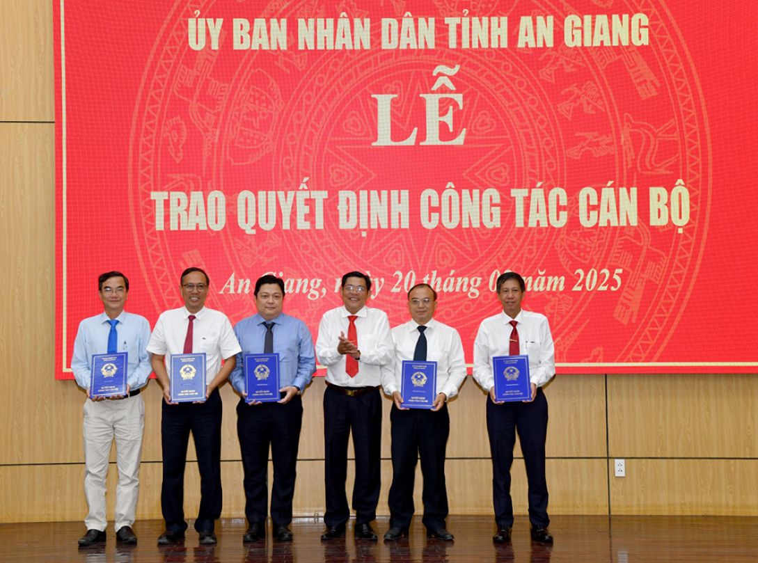 Phó Chủ tịch UBND tỉnh An Giang Ngô Công Thức trao quyết định bổ nhiệm cán bộ giữ chức vụ phó thủ trưởng các đơn vị. Ảnh: Báo An Giang