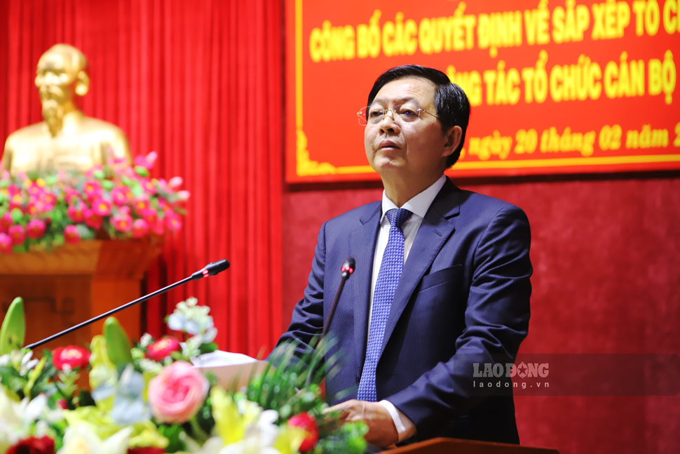 Binh Dinh Provincial Party Secretary Ho Quoc Dung spoke at the Conference to announce the decision on the arrangement of the apparatus and personnel work. Photo: Hoai Luan