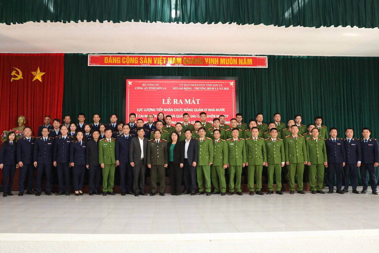 Lễ ra mắt lực lượng tiếp nhận chức năng quản lý Nhà nước về cai nghiện ma túy và quản lý sau cai nghiện từ Sở Lao động - Thương binh và Xã hội về Công an tỉnh Sơn La. Ảnh: Cao Thiên