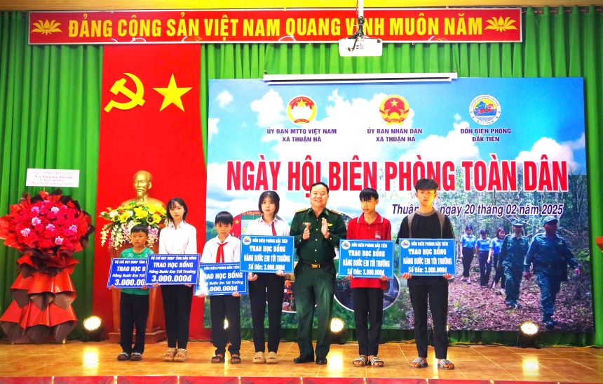 Dak Nong Provincial Border Guard awards scholarships to students. Photo: Van Hoan