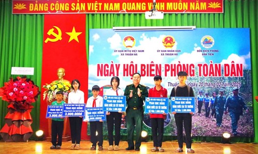 Bộ đội Biên phòng tỉnh Đắk Nông tặng học bổng cho học sinh. Ảnh: Văn Hoàn
