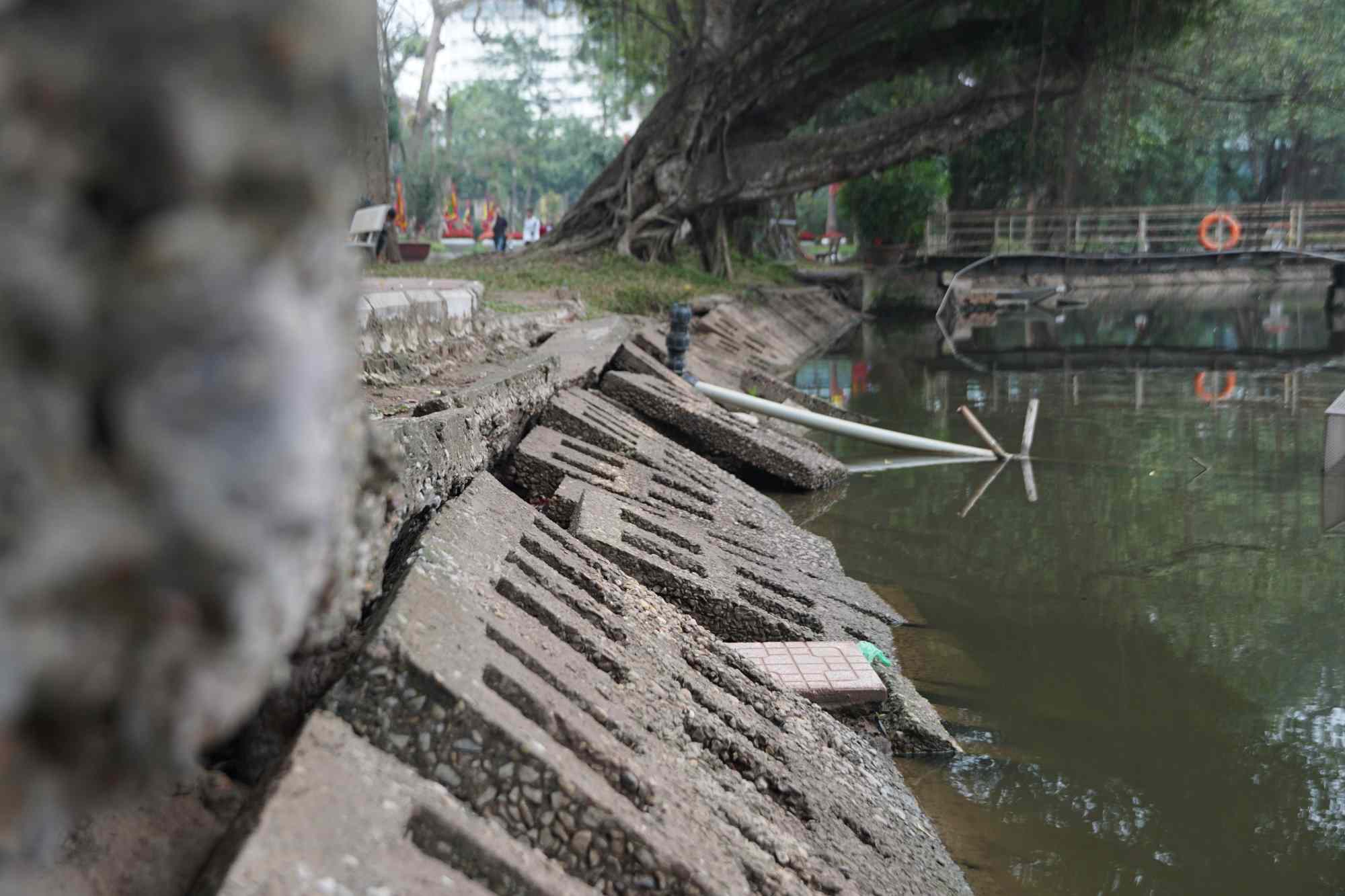 Many items inside Bach Thao Park are seriously degraded. Photo: Tung Giang
