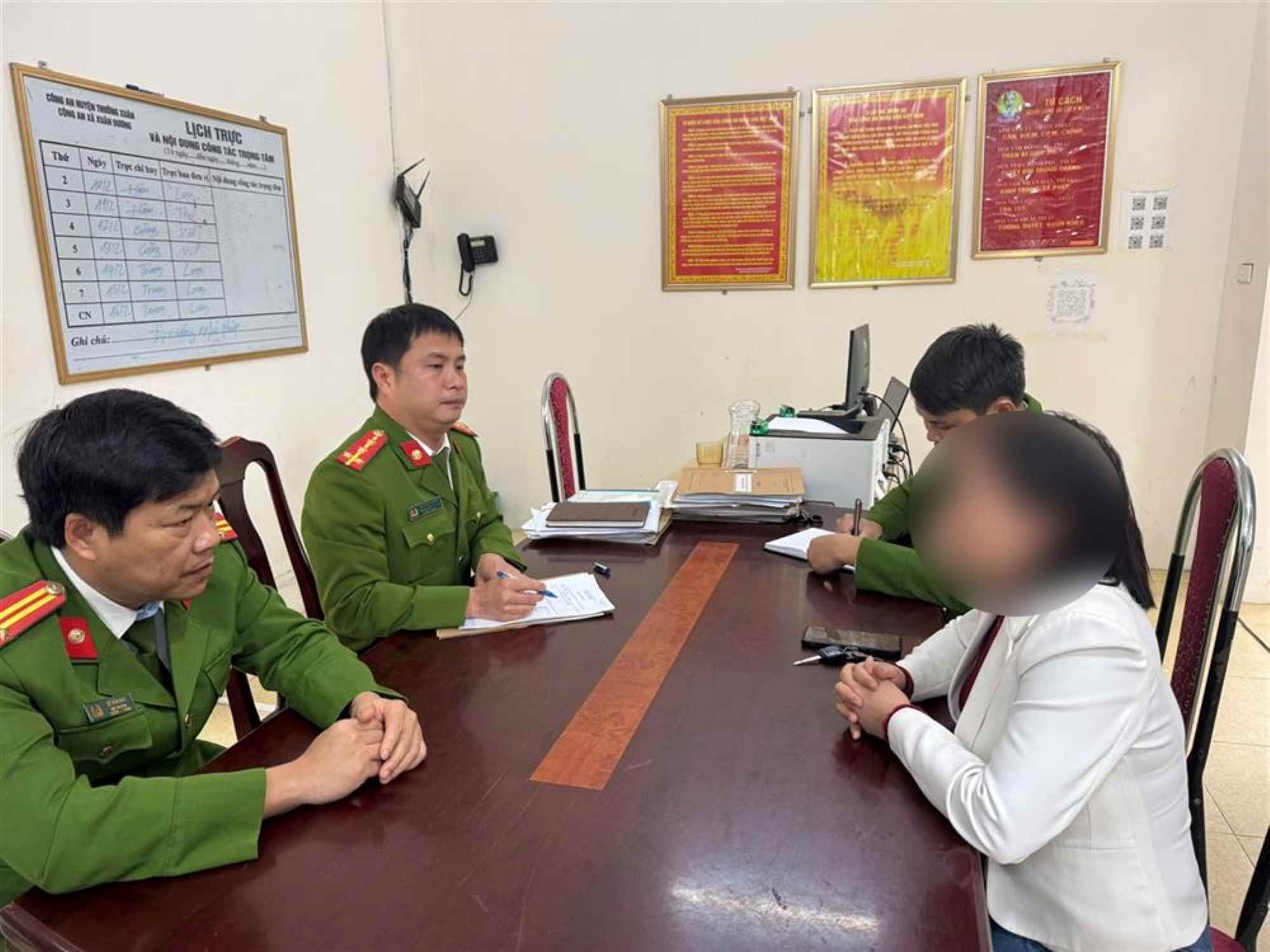 Công an xã Xuân Dương, huyện Thường Xuân tuyên truyền, cảnh báo người dân đề cao cảnh giác trước thủ đoạn lừa đảo trên không gian mạng. Ảnh: Bộ Công an