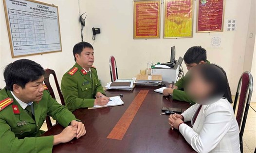 Công an xã Xuân Dương, huyện Thường Xuân tuyên truyền, cảnh báo người dân đề cao cảnh giác trước thủ đoạn lừa đảo trên không gian mạng. Ảnh: Bộ Công an