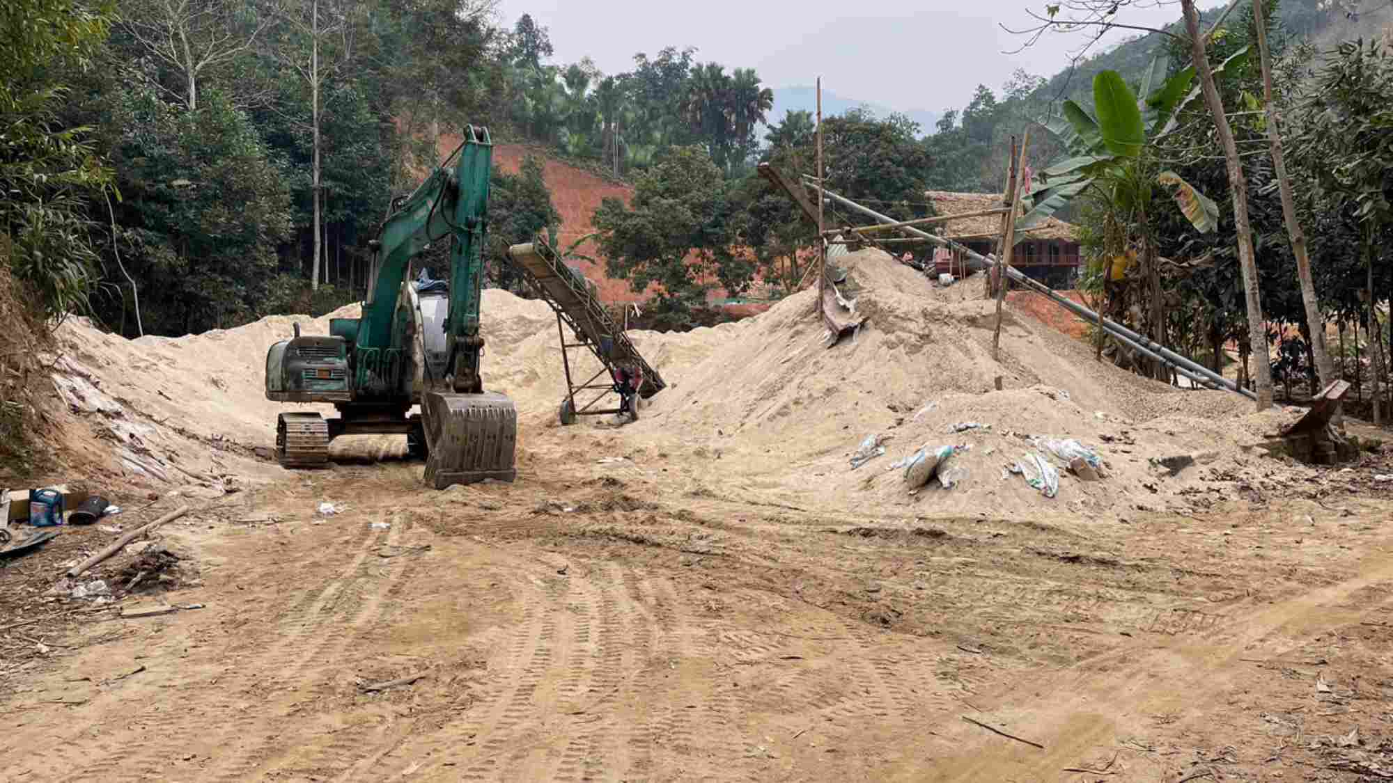 Illegal sand mining in a tourist commune in Lao Cai. Photo: Dinh Dai.