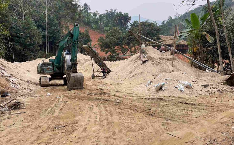 Illegal sand mining in a tourist commune in Lao Cai. Photo: Dinh Dai.
