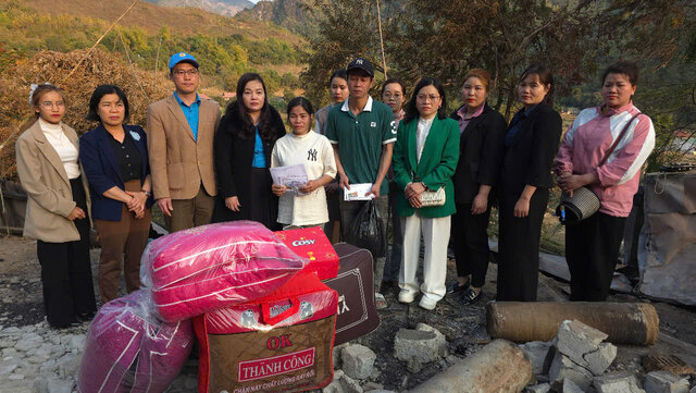The Bac Yen District Labor Federation and the Trade Union of Huong Duong Kindergarten, Pac Nga Commune presented cash support and necessities to the union member's family. Photo: Son La Trade Union