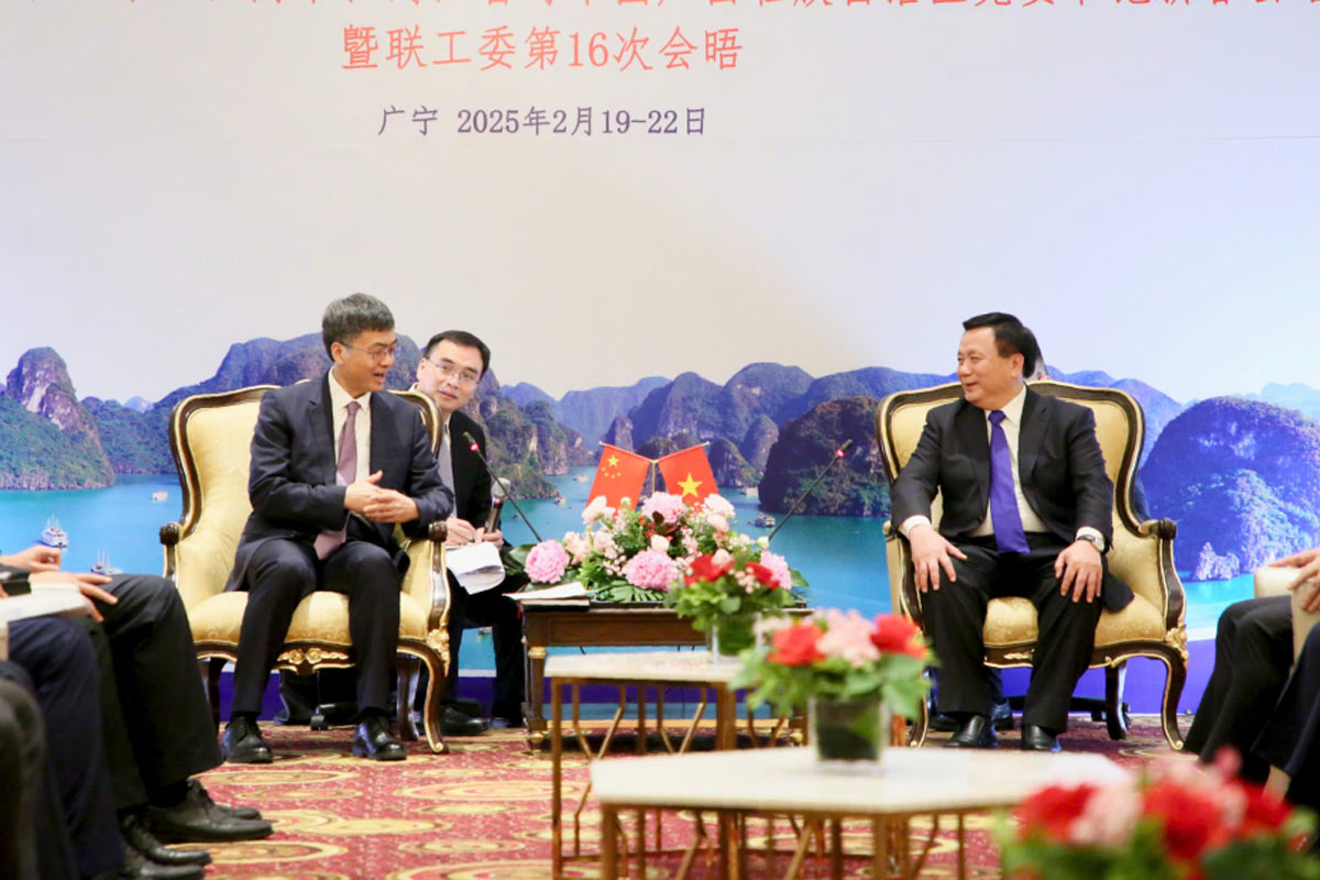 Mr. Nguyen Xuan Thang - Politburo member, Director of the Ho Chi Minh National Academy of Politics, Chairman of the Central Theoretical Council - met with Mr. Tran Cuong - Member of the Central Executive Committee of the Communist Party of China, Secretary of the Regional Party Committee, Chairman of the Standing Committee of the People's Congress of the Guangxi Zhuang Autonomous Region. Photo: Quang Ninh Media Center