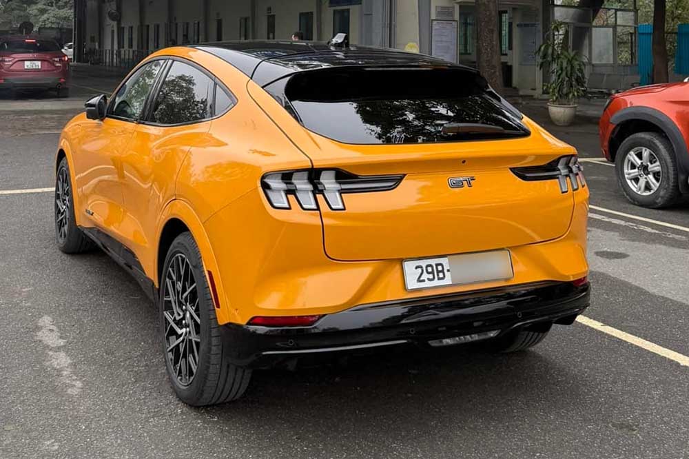 The first Ford Mustang Mach-E GT in Vietnam was unexpectedly registered with Hanoi's license plate 29B, attracting attention. Photo: Thanh Tung