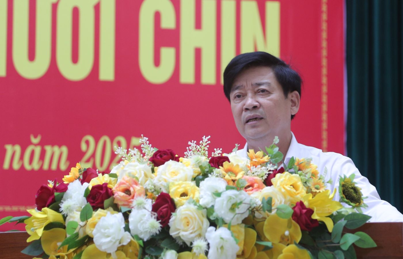 Mr. Ngo Quang Chien - Director of the Department of Home Affairs of Quang Tri province informed about cases of resignation. Photo: L.Minh