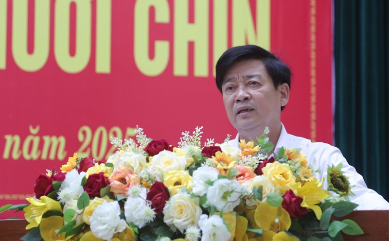 Mr. Ngo Quang Chien - Director of the Department of Home Affairs of Quang Tri province informed about cases of resignation. Photo: L.Minh