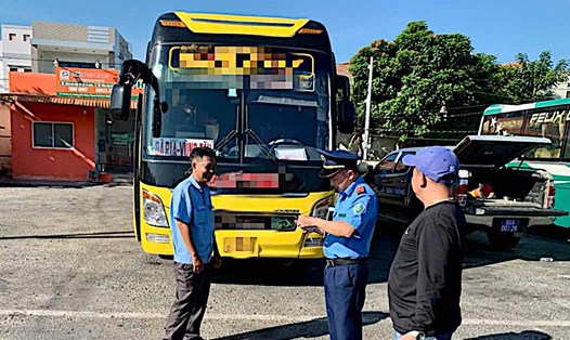 Thanh tra Giao thông Vận tải kiểm tra xe chở khách trước khi xuất bến. Ảnh: Phạm Duy