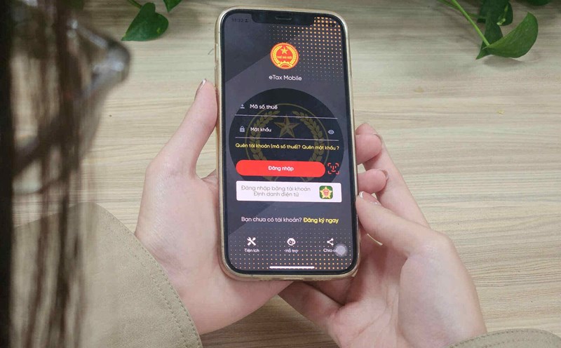 According to the Ministry of Finance, this tax exemption regulation is to encourage people to deposit savings, ensure capital for the economy, and at the same time support retirees and people with disabilities to have a stable source of income. Photo: Minh Anh.
