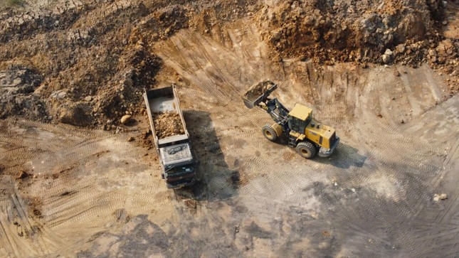 Bãi trung chuyển vật liệu ở Gia Lâm hoạt động tấp nập bất chấp “lệnh” đình chỉ. Ảnh: Trần Hoàng