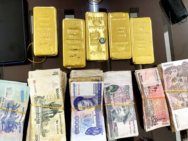 Tang vật một vụ mua bán vàng lậu và ngoại tệ. Ảnh: Bộ đội Biên phòng An Giang