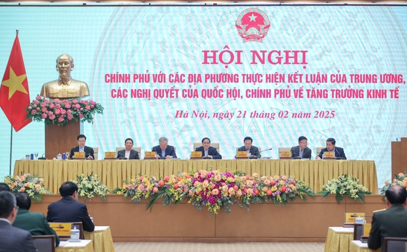 Politburo member, Prime Minister Pham Minh Chinh, and Deputy Prime Ministers co-chaired the Conference with localities on economic growth. Photo: VGP