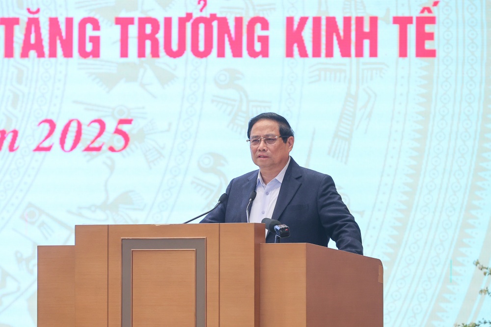Politburo member and Prime Minister Pham Minh Chinh delivered the opening speech at the Government conference with localities on economic growth. Photo: VGP/Nhat Bac
