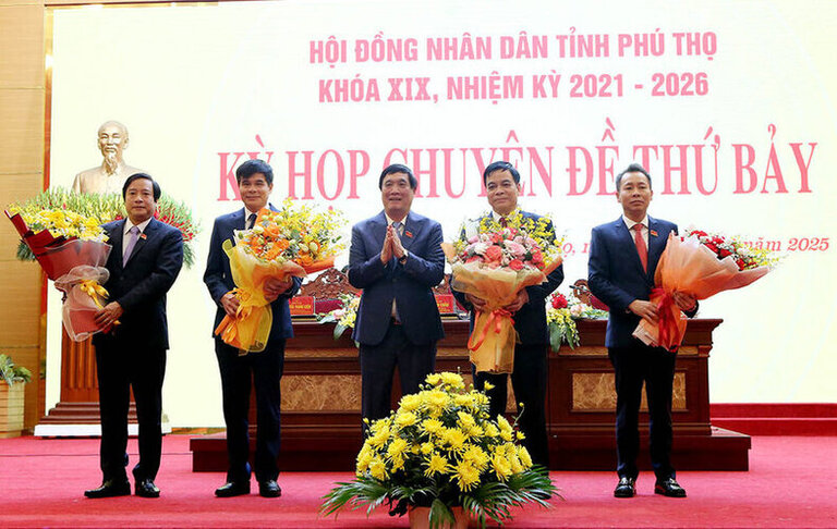 Mr. Nguyen Manh Son (far left) received congratulatory flowers from Provincial Party Secretary and Chairman of the People's Council of Phu Tho province Bui Minh Chau (middle). Photo: Phu Tho Provincial Portal.