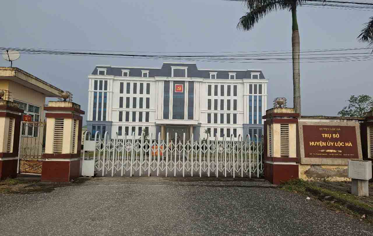 This redundant headquarters is the old Loc Ha District Party Committee agency. Photo: Tran Tuan.