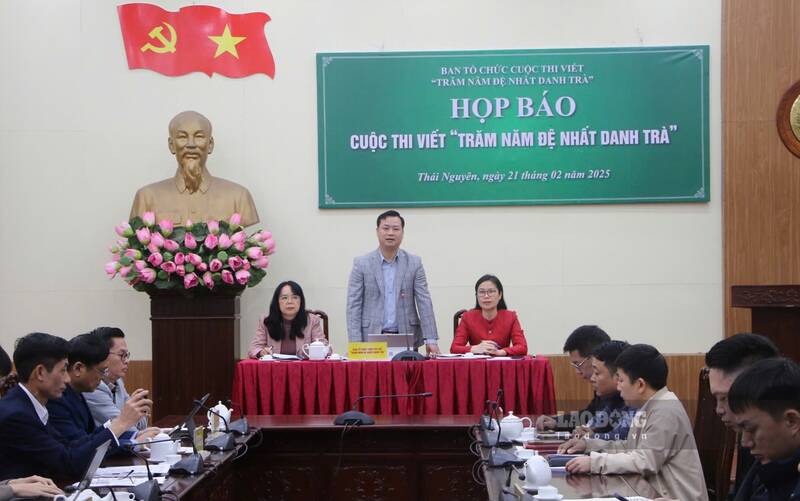 Press conference of the contest for the first hundred years of tea writing. Photo: Lam Thanh