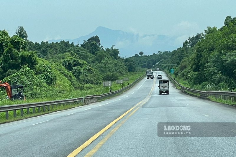 Đoạn Yên Bái - Lào Cai chỉ có 2 làn và không có dải phân cách cứng tiềm ẩn nguy cơ xảy ra nhiều vụ tai nạn giao thông. Ảnh: Đinh Đại