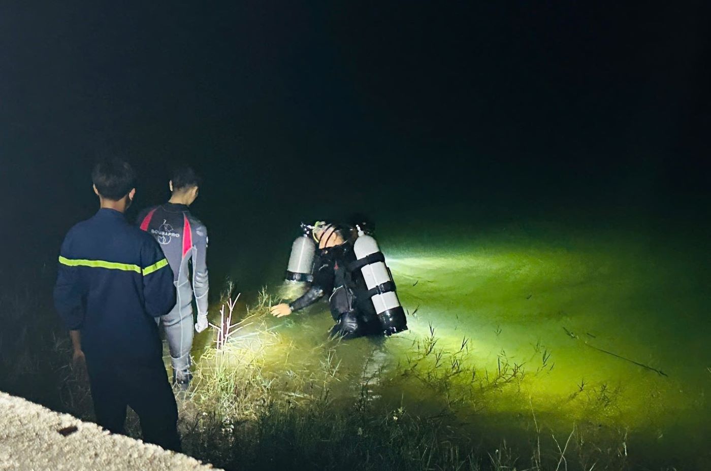 Searching for a missing young man in Truc Kinh dam. Photo: Quang Tri Provincial Police