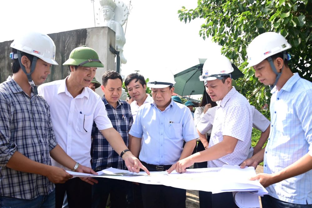 Dai dien lanh dao TP Hai Phong kiem tra thuc dia tai du an. Anh: Cong TTDT Hai Phong