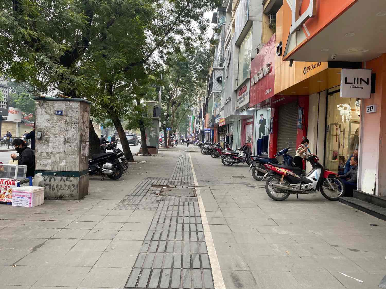 Vỉa hè phố Chùa Bộc (quận Đống Đa, Hà Nội) đủ tiêu chuẩn để cho thuê, sử dụng. Ảnh: Nhật Minh