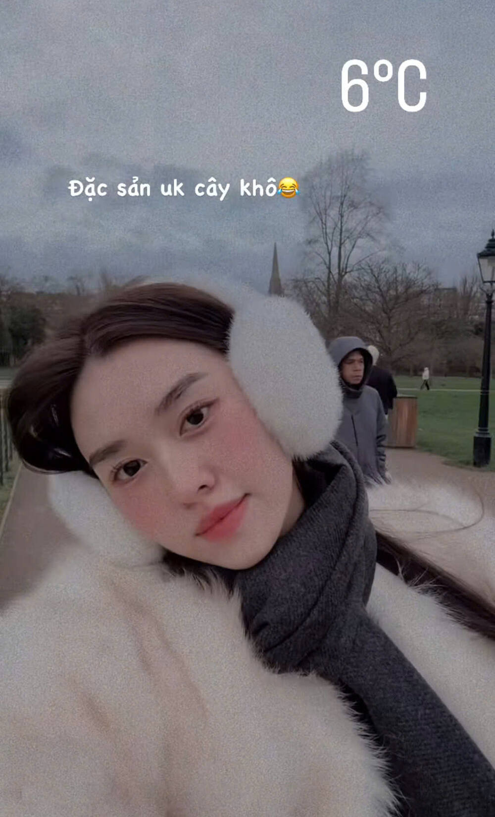 A hau Tuong San va chong du lich tai Anh, tham quan mot so danh thang noi tieng nhu thap Big Ben va truong Cambridge noi chong co tung theo hoc. Anh: 