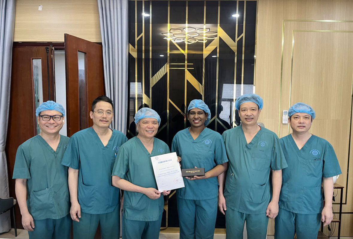 Associate Professor, Tran Ngoc Luong (3rd, from left) presented the certificate of completion of the thyroid endoscopic surgery course to the Indian doctor. Photo: Provided by the hospital