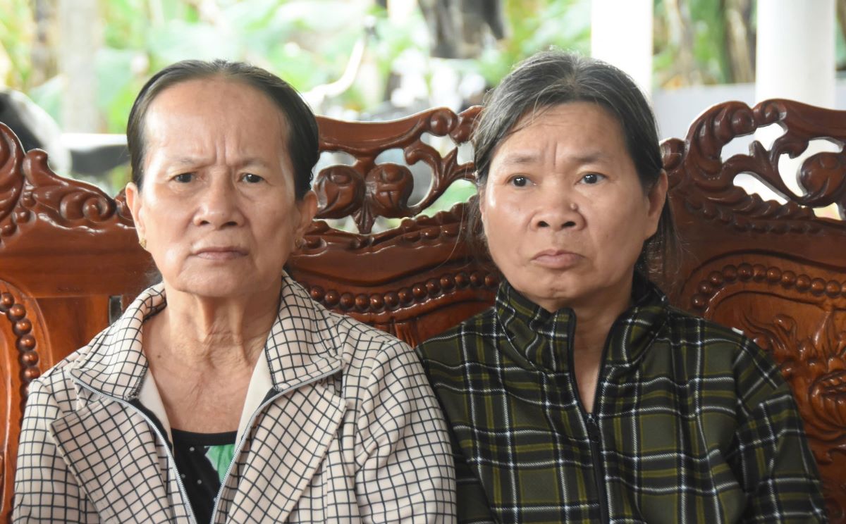 Mrs. Thuy (left photo) and her second younger sister in her hometown. Photo: H.Nguyen