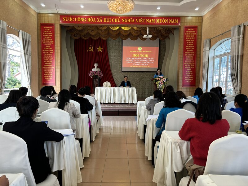 Lam Dong Provincial Labor Federation deploys the movement "Good at public affairs, good at housework", promoting the role of female workers in the new situation.