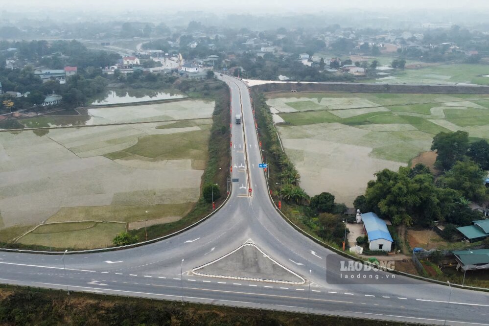 Doan noi tu duong Ho Chi Minh vao Nut giao IC9 cao toc Noi Bai - Lao Cai hien tai. Anh: To Cong.