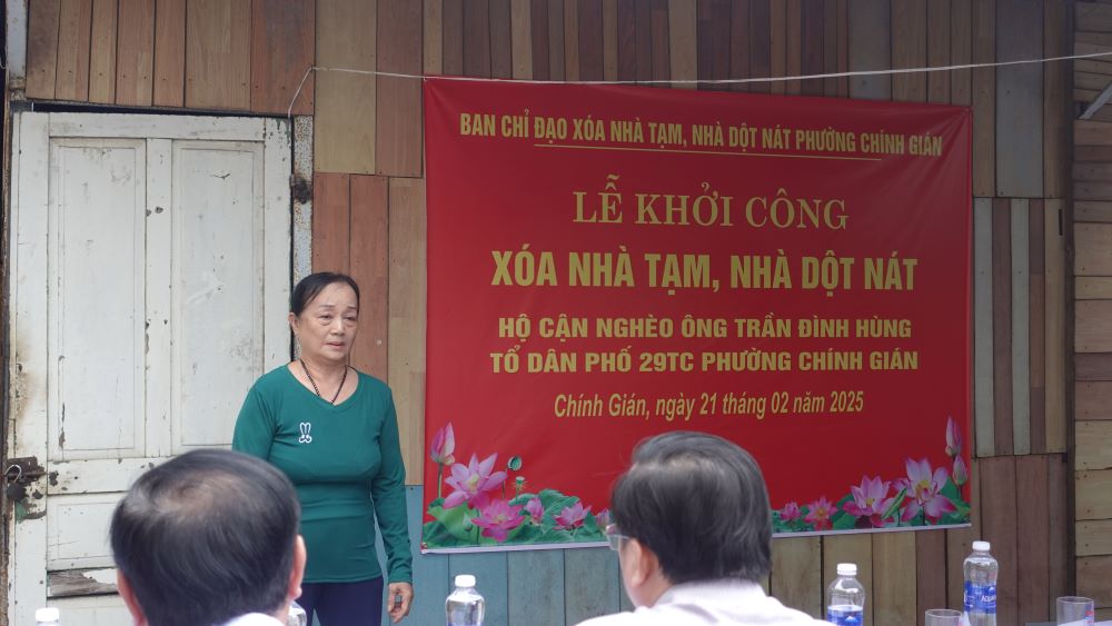 Da Nang residents shed tears when their temporary houses were eliminated. Photo: Tran Thi