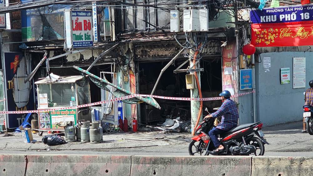 Dam chay bung phat tai quan lau, sau do chay lan sang tiem thuoc tay tren duong Huynh Tan Phat, Quan 7. Anh: Dong Hoang