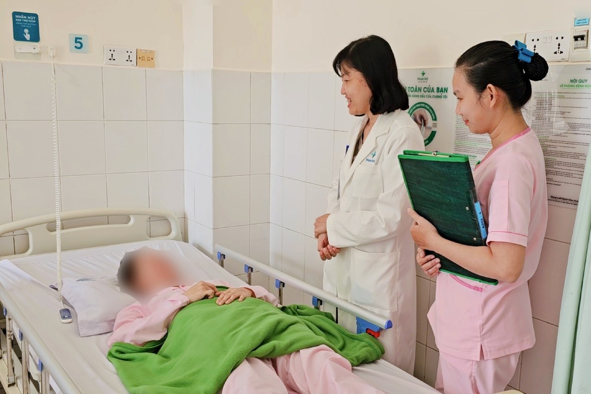 Bac si tham kham cho nu benh nhan. Anh: Benh vien cung cap