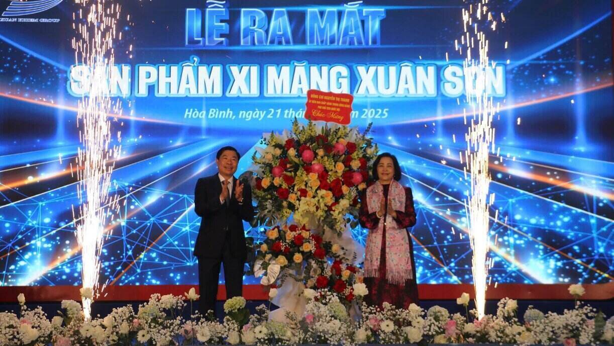 Vice Chairwoman of the National Assembly Nguyen Thi Thanh attended the launching ceremony of Xuan Son cement products. Photo: Yen San.