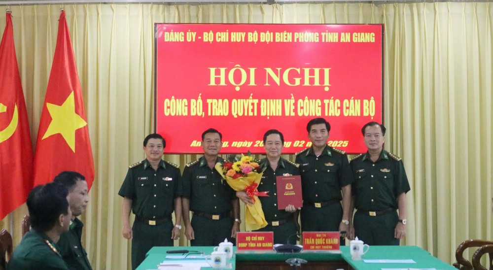 Trao quyet dinh nghi cong tac cho Dai ta Tran Duy Thu, Truong phong Trinh sat. Anh: angiang.gov.vn