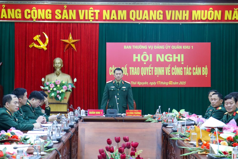 Quan khu 1 to chuc hoi nghi trao quyet dinh nghi cong tac, nghi huu cho cac si quan quan doi. Anh: Quan khu 1