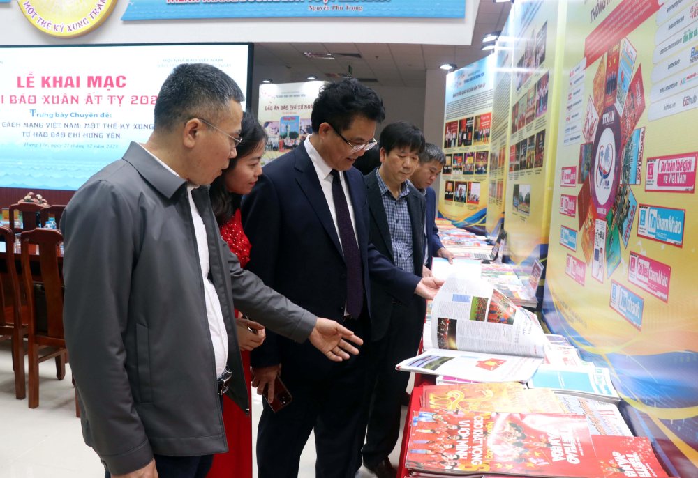 Delegates visit exhibition booths at the Hung Yen Province Spring At Ty Newspaper Association. Photo: Dinh Van Nhieu