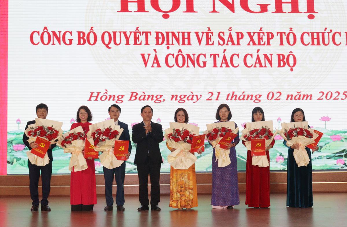 Mr. Le Ngoc Tru, Secretary of Hong Bang District Party Committee, presented the Decision and presented flowers to the appointed officials. Photo: Hai Phong Portal