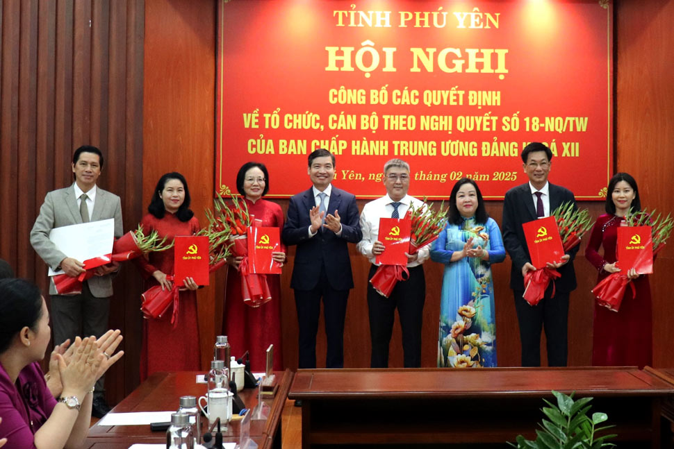 Phu Yen Provincial People's Committee has 13 specialized agencies, reducing 6 agencies after the arrangement. Photo: My An